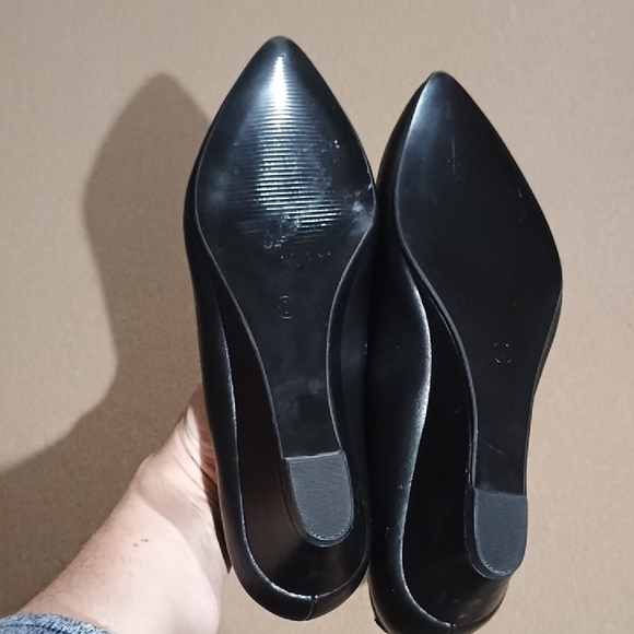 Classic Black Heels with Pointed Toe - Picture 5 of 7